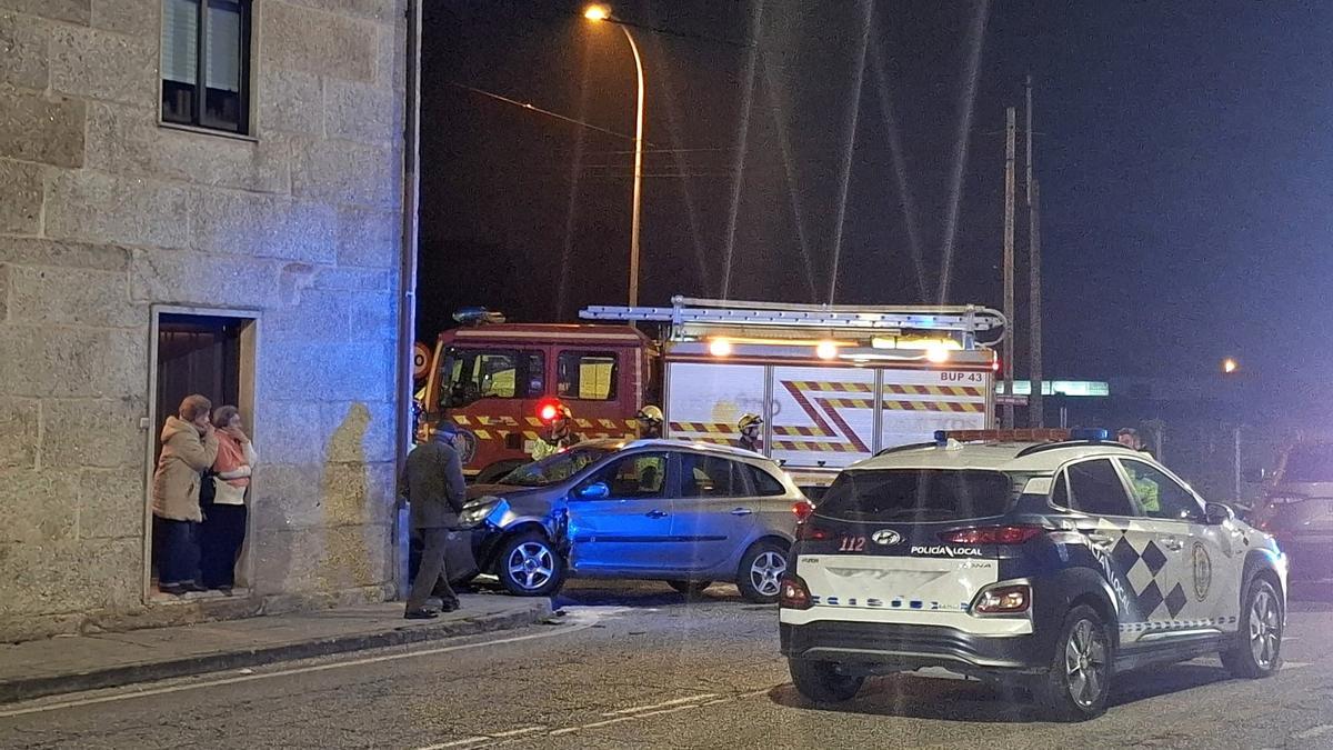 El coche acabó empotrado contra una casa en Tui.