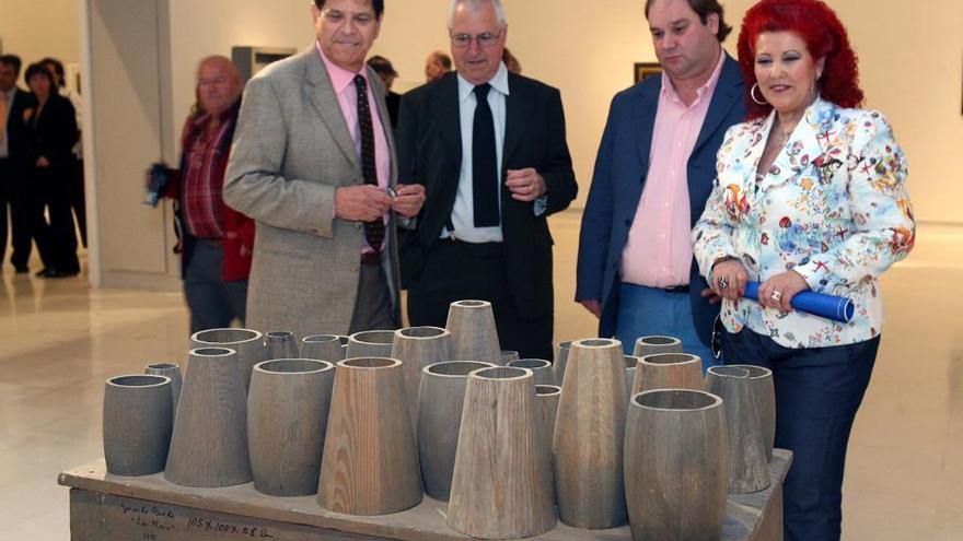 Císcar, junto a una obra de Gerardo Rueda y al hijo de este, en el IVAM.