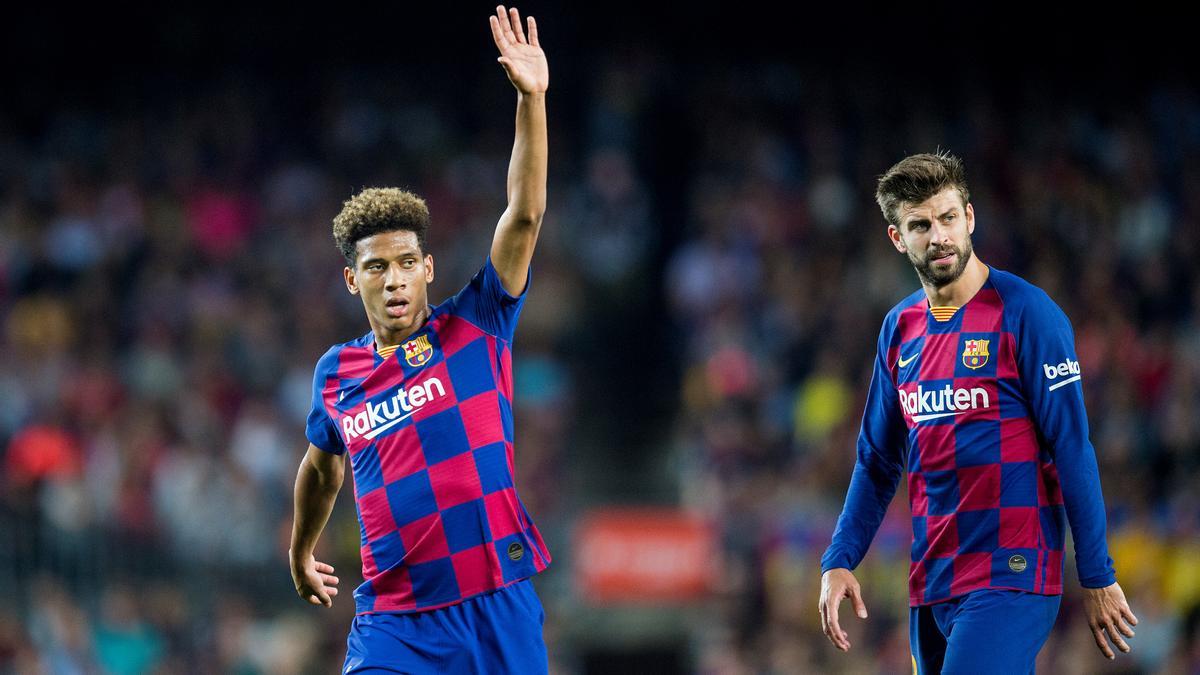 Todibo junto a Piqué en el Barça-Sevilla de la pasada temporada.