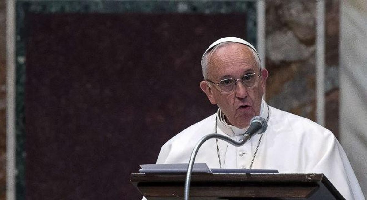 -FOTODELDIA- ANG06 CIUDAD DEL VATICANO (VATICANO) 06/05/2016.- El papa Francisco pronuncia su discurso durante la ceremonia de entrega del premio Carlomagno en el Vaticano, hoy 6 de mayo de 2016. El papa recibe hoy en el Vaticano de manos de los presidentes de tres principales instituciones de la Unión Europea el premio Carlomagno, que el pontífice ha aceptado como gesto para animar a Europa a trabajar por la paz. EFE/Angelo Carconi /POOL