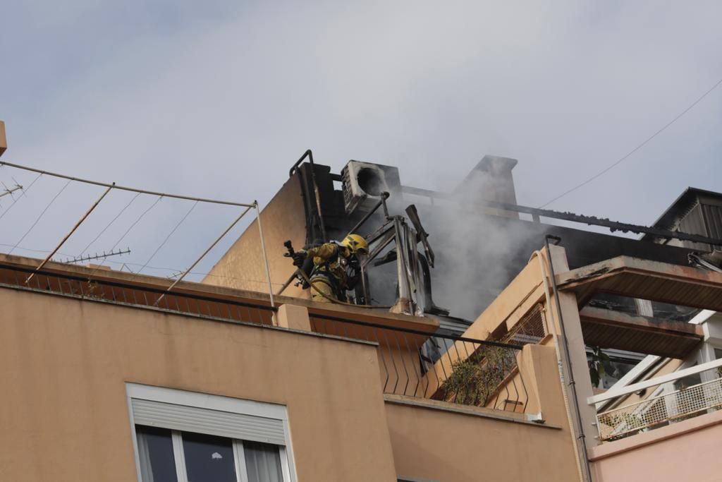 Varios intoxicados en el incendio de un ático en Avenidas