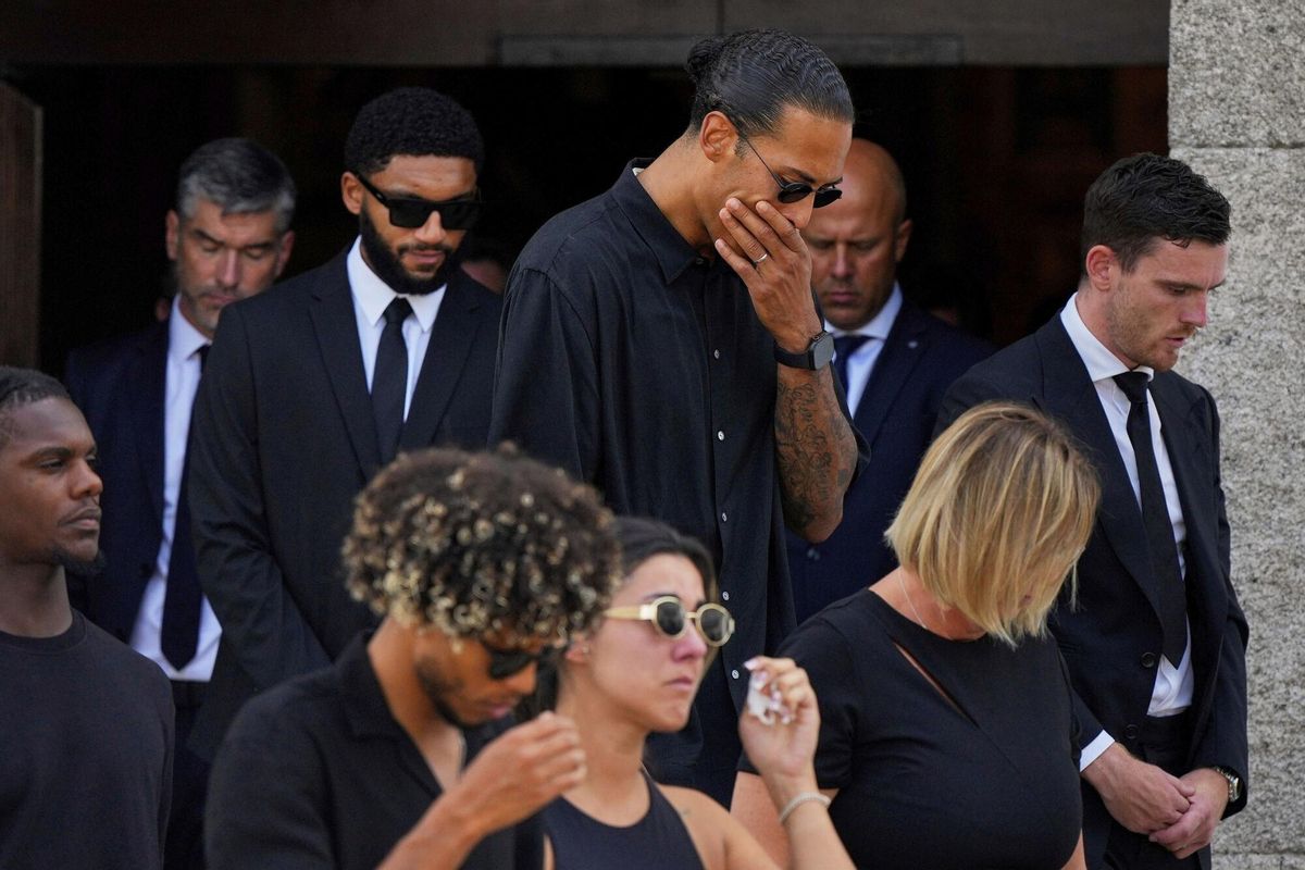 Andrew Robertson, Virgil van Dijk y Joe Gomez, jugadores del Liverpool, a la salida del funeral por Diogo Jota.