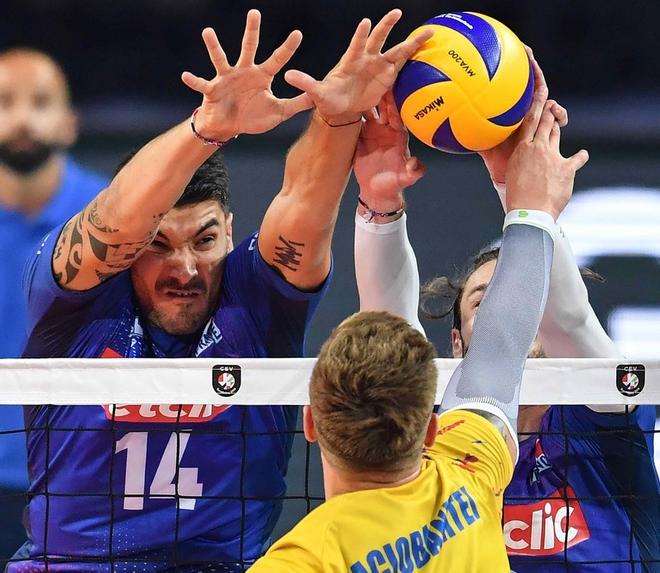 Adrian Aciobanitei (R) de Rumania lucha por el balón con el francés Nicolas Le Goff (L) durante el partido de voleibol Euro 2019 entre Francia y Rumania en Montpellier.