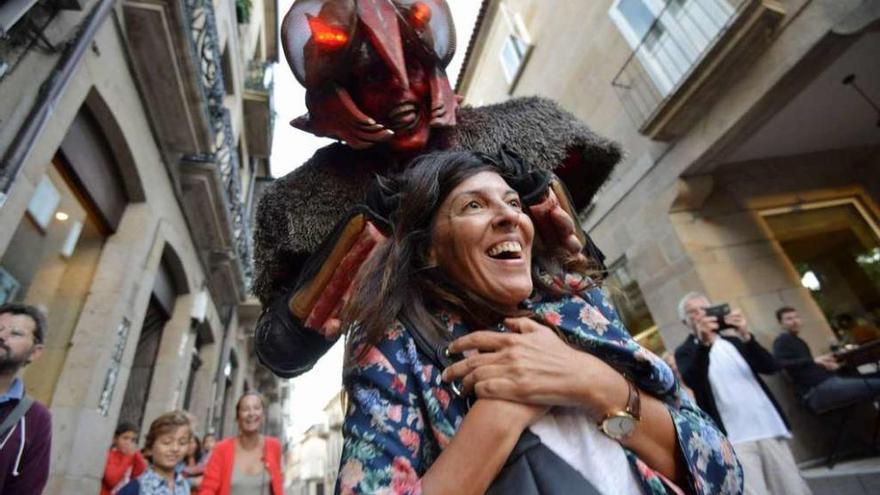 Una mosca gigante atrapa a una espectadora de la pasada edición del festival Itineranta. // Gustavo Santos