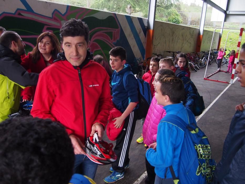 Los alumnos del Colegio Santa Bárbara de Lugones celebran el Día Mundial de la Bicicleta junto a Chechu Rubiera y Ángel García