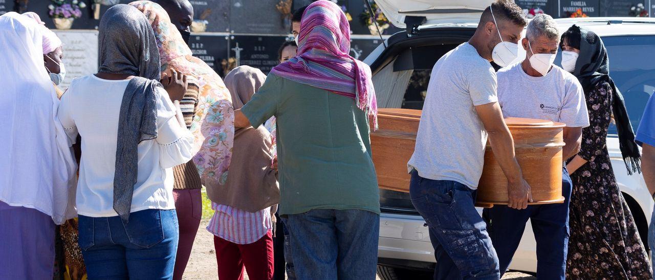 Entierro del niño migrante Mohamed en el cementerio de San Lázaro.