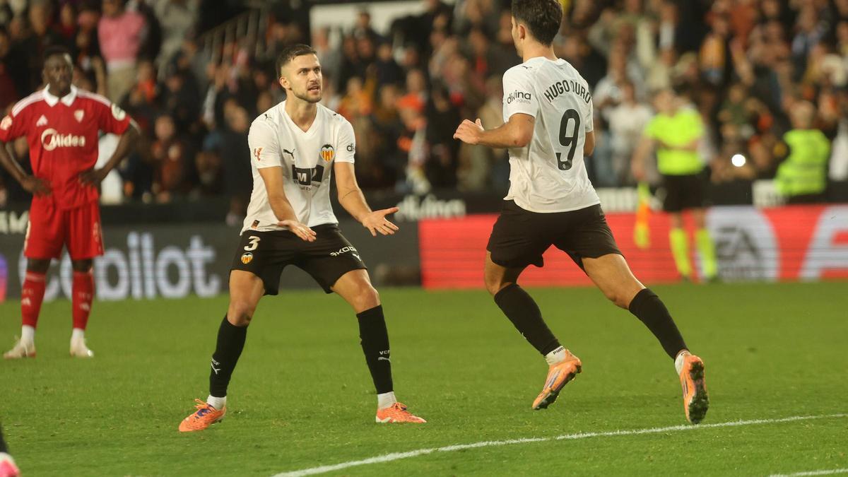 Copete y Hugo Duro celebran el gol del empate del Valencia CF ante el Sevilla CF.