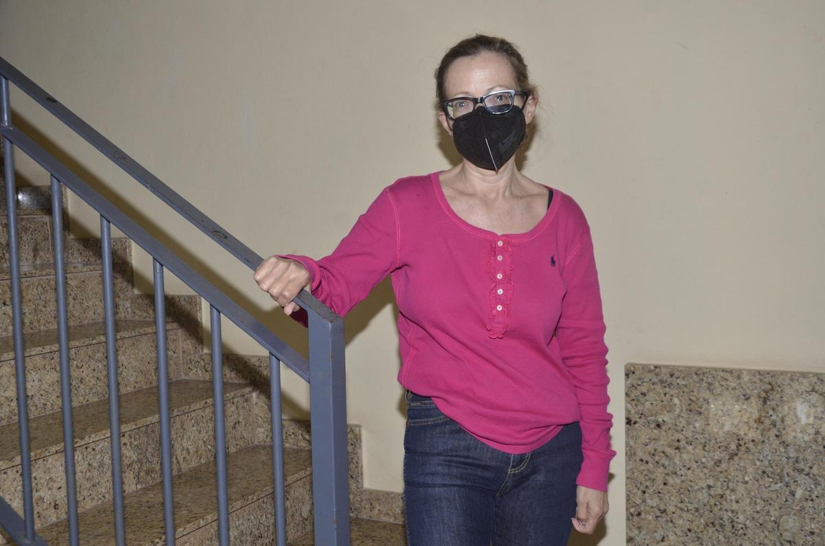 Carmen, en el rellano de su vivienda, en Moncofa.