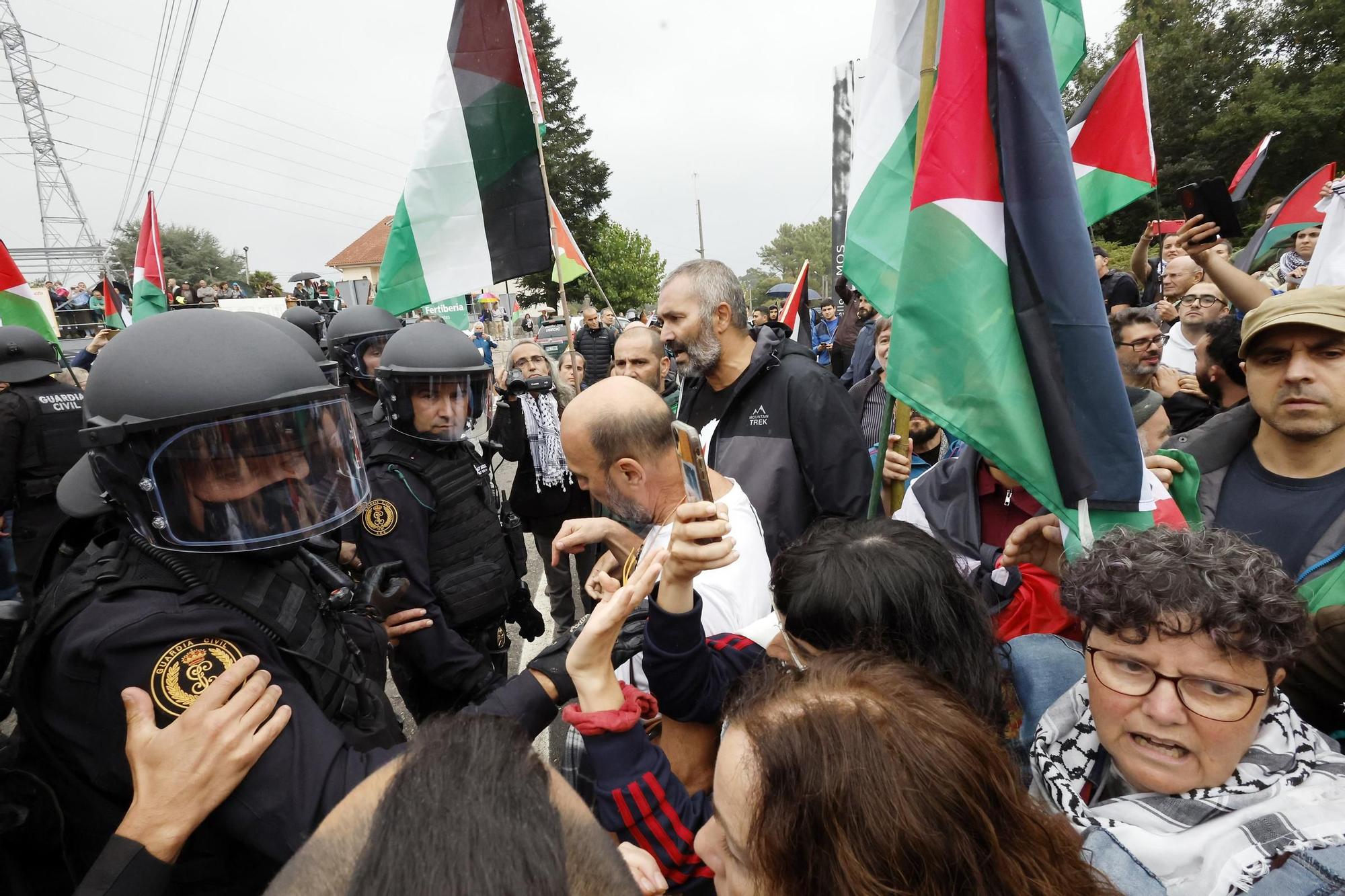 Concentraciones contra el equipo de Israel por el genocidio en Gaza durante el paso de La Vuelta por Pontevedra