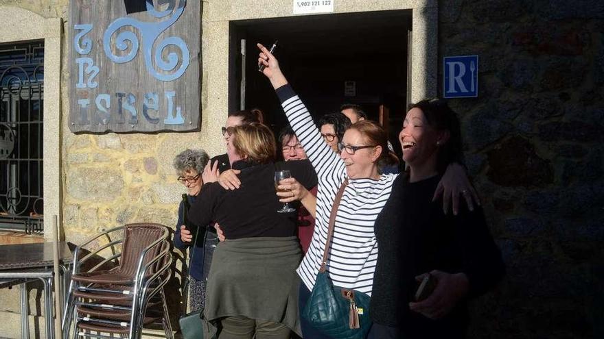 La familia isleña celebró el premio comiendo en el restaurante de unos primos, O Triskel. // Noé Parga