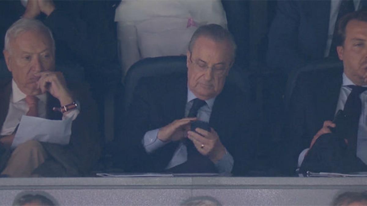 ¿Qué buscaba Florentino en su móvil? La curiosa imagen del presidente blanco durante el naufragio del Madrid