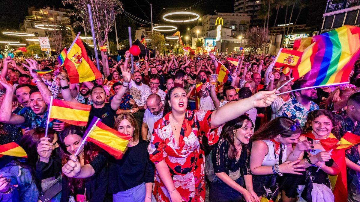 Eurofans en una de las retransmisiones de Eurovisión celebradas en Benidorm.