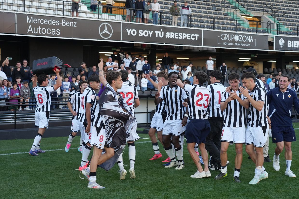 ¡Las mejores imágenes de la celebración del ascenso a Segunda Federación del Castellón B!
