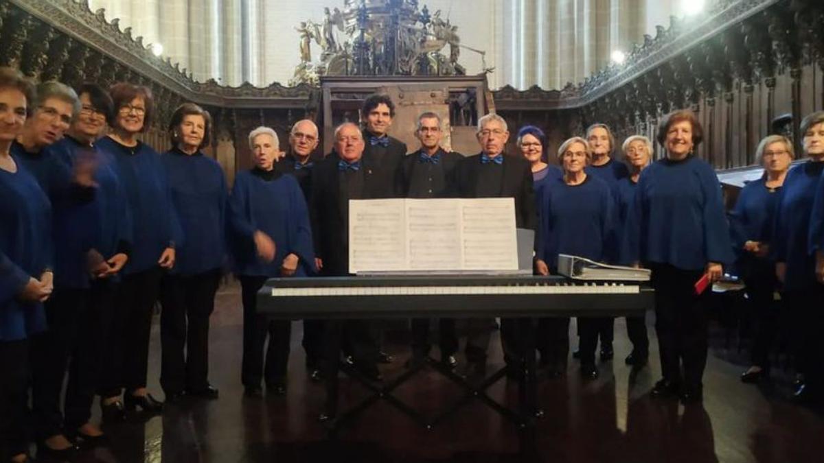 Las integrantes de la Coral Virgen de Rodanas en la Catedral de La Seo. | SERVICIO ESPECIAL