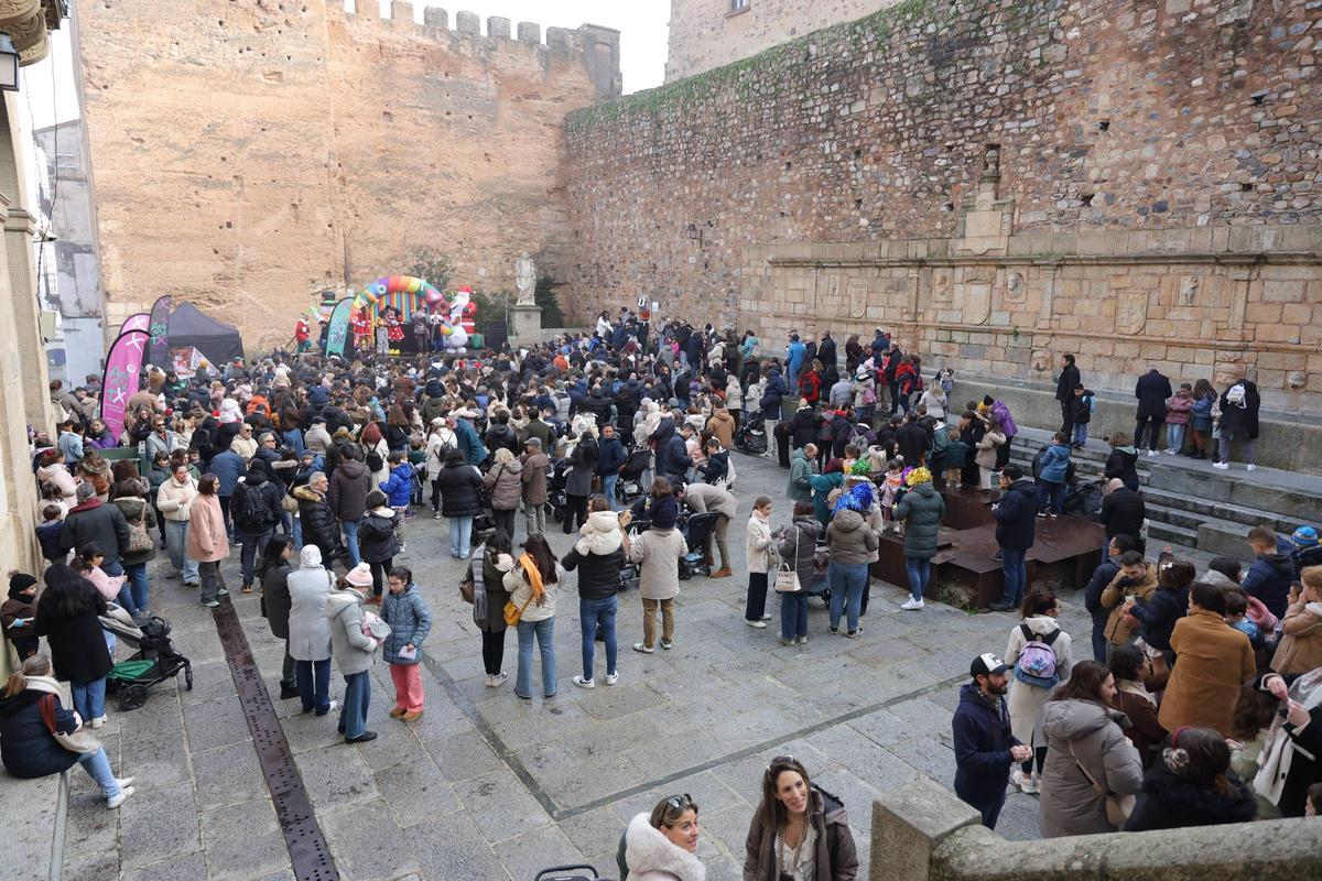 Los niños de Cáceres celebran el año nuevo con música y gominolas en lugar de uvas Los niños de Cáceres celebran el año nuevo con música y gominolas en lugar de uvas
