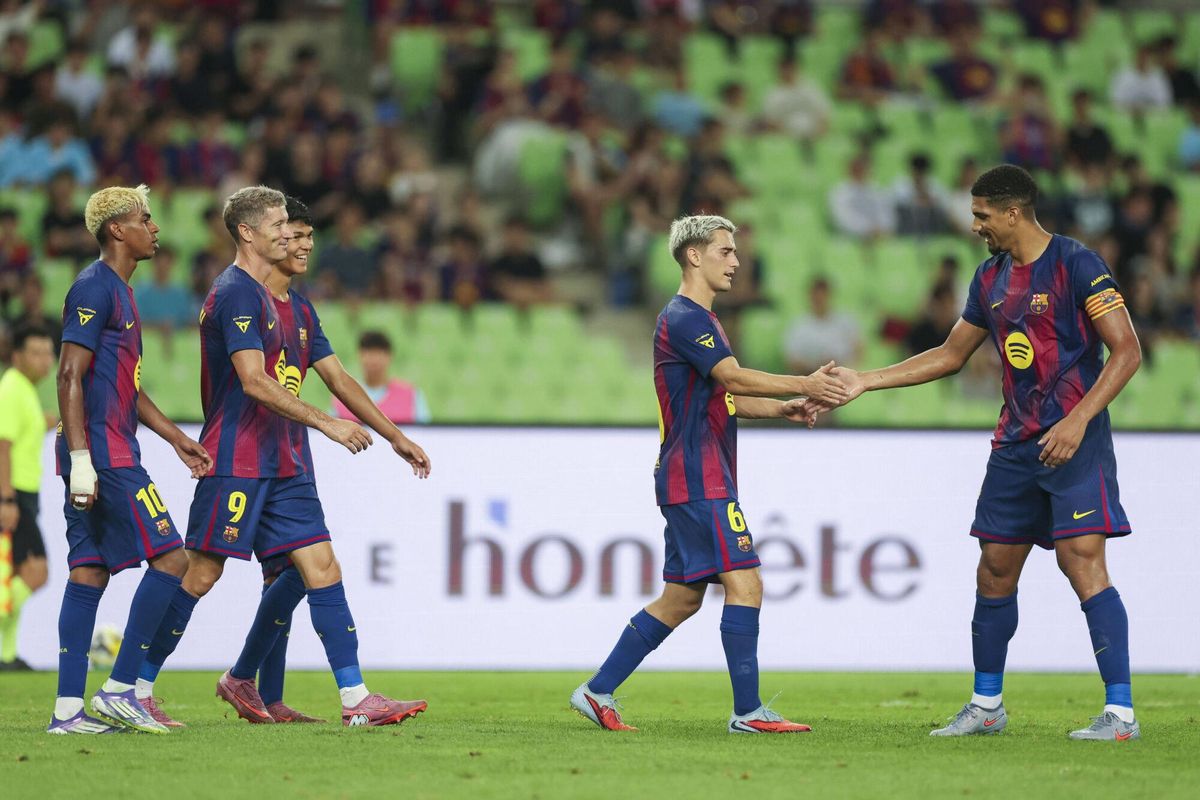Araujo felicita a Gavi por su último gol en Corea, ante el Daegu.