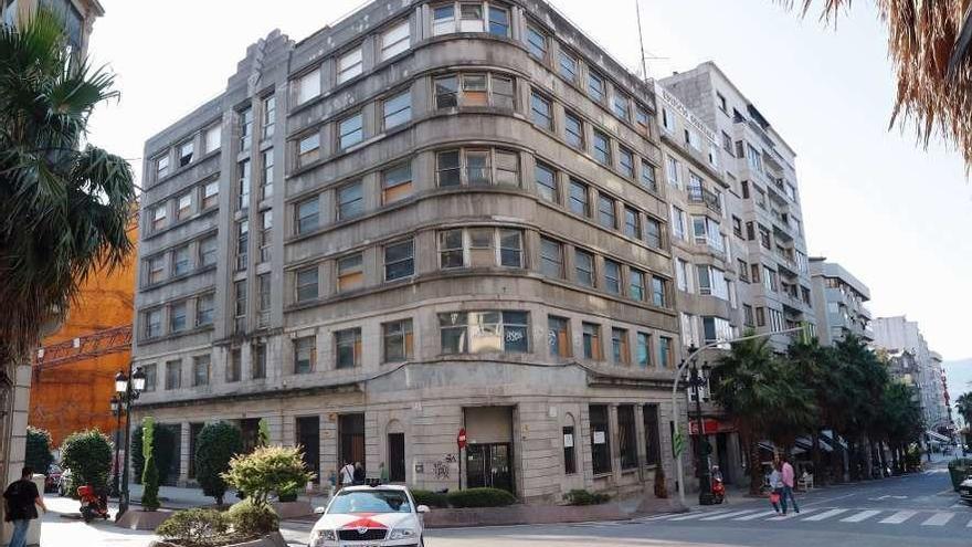 Edificio Ribas, situado en la esquina de Colón con Marqués de Valladares. // José Lores