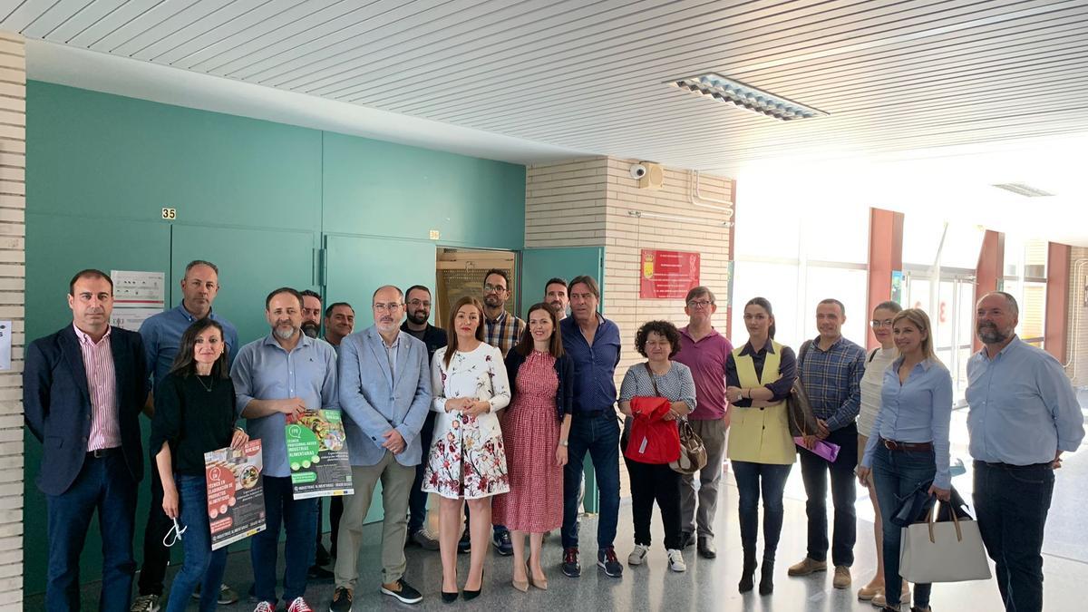 Representantes del tejido empresarial y agroalimentario de la Vega Baja en la jornada de presentación junto a representantes del IES y el Ayuntamiento