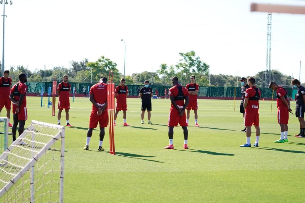 Minuto de silencio en el entrenamiento del RCD Mallorca.