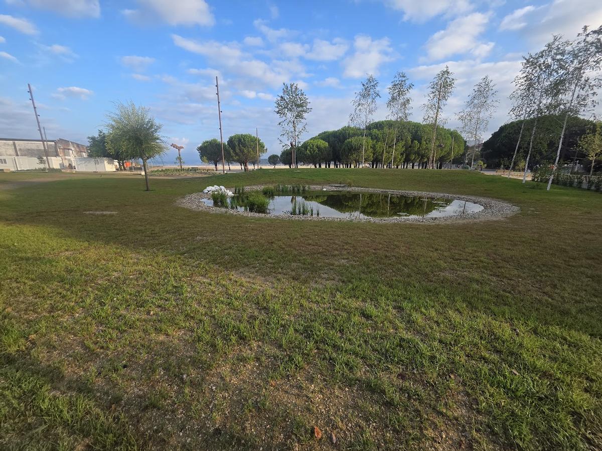 La zona verde de O Ramal y, a la izquireda, las naves que algunos aspiran a derribar.