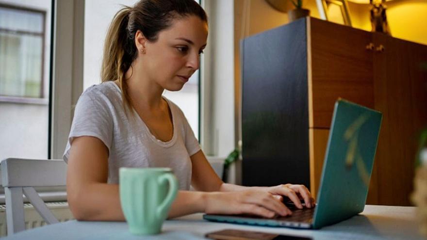 Una mujer teletrabaja durante los meses de confinamiento.