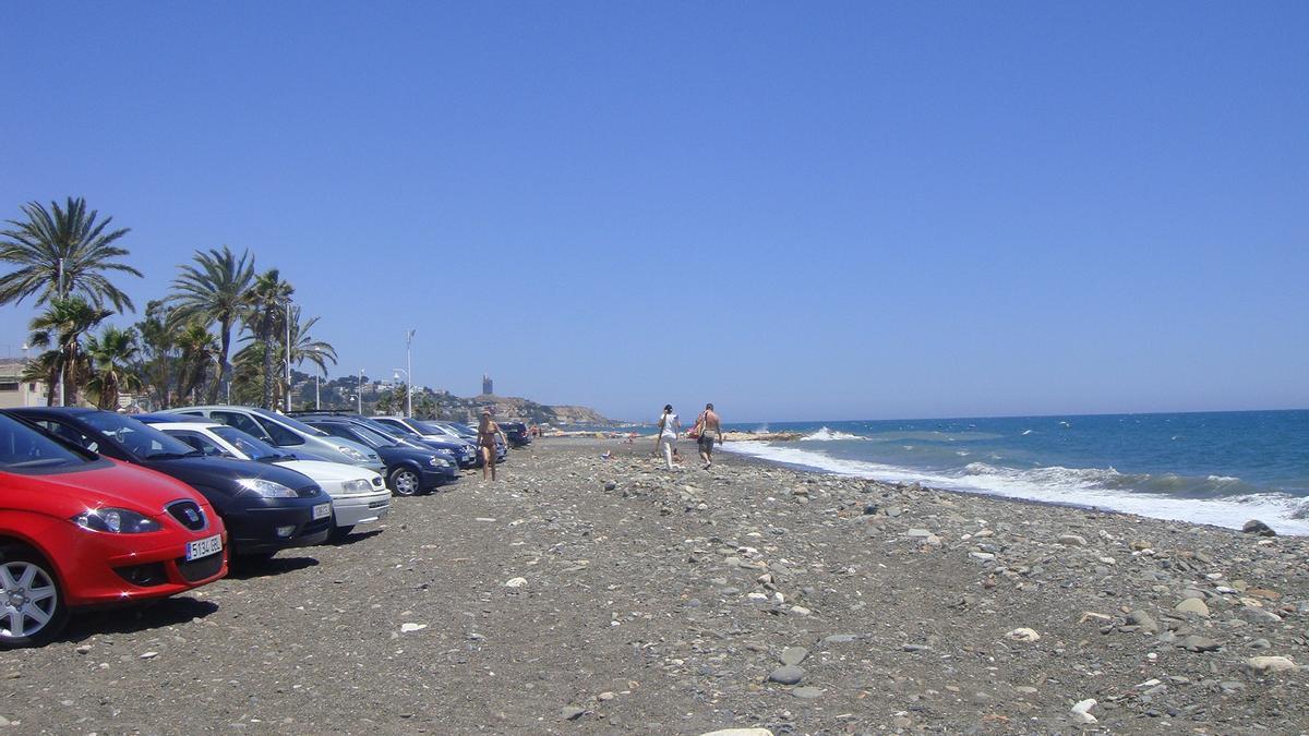 Playa de las Acacias: sin ningún tipo de civismo, los conductores aparcan frente a la orilla, en 2009.