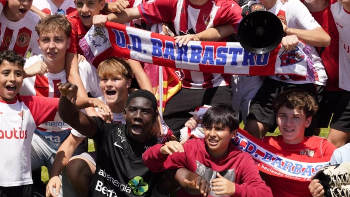 Umaru Konare celebrando la salvación con la afición del Barbastro en la 24/25