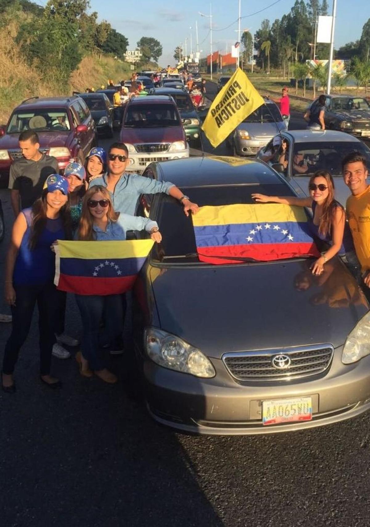 A la izquierda, Emili en una de las últimas manifestaciones a las que asistió en Venezuela.