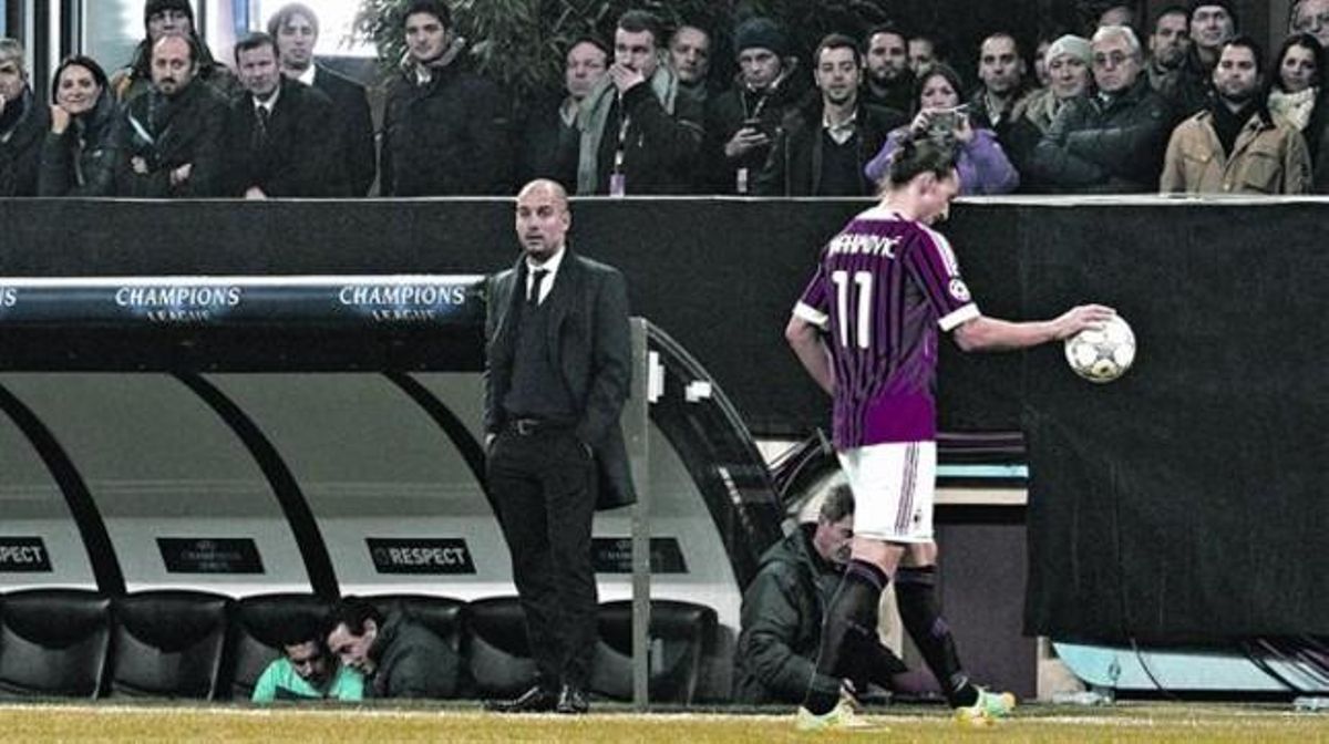 Guardiola mira Ibrahimovicdurant el partit d’ahir a San Siro. Guardiola mira Ibrahimovicdurant el partit d’ahir a San Siro.