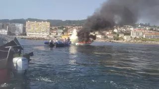 Arde una embarcación a la entrada del puerto de Sanxenxo