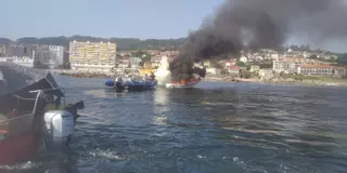 Una embarcación termina calcinada en el puerto de Sanxenxo