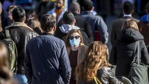 Un grupo de personas con mascarilla en Barcelona.