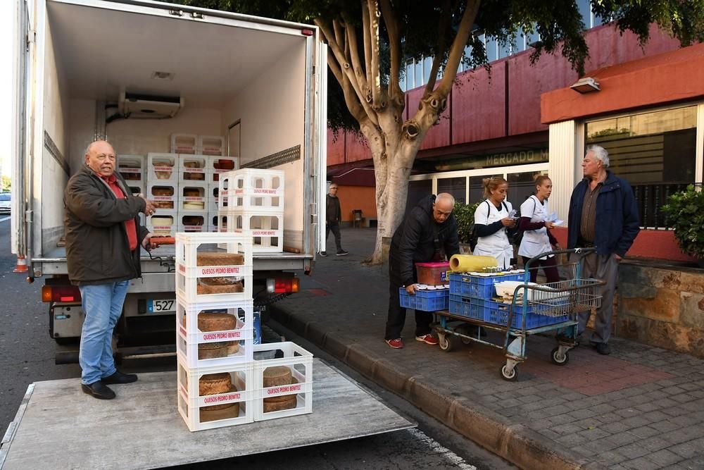 Los puesteros trasladan sus productos del mercado de Telde