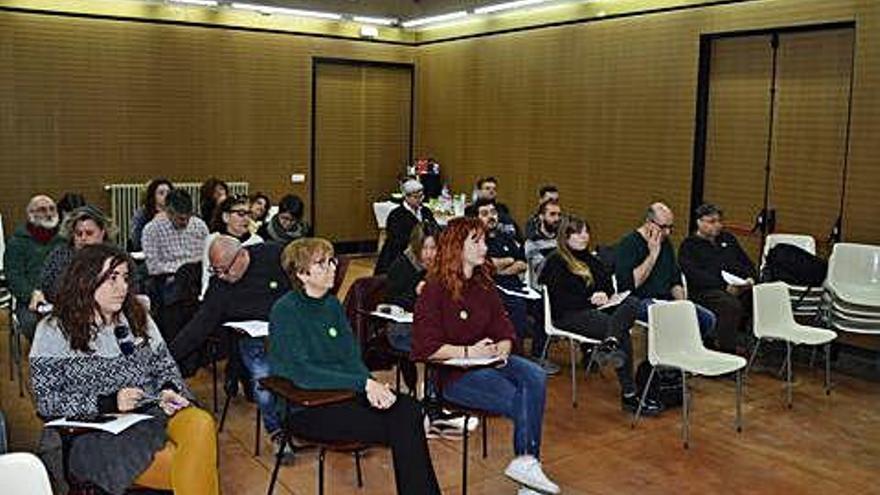 Participants a la primera sessió del curs a la sala blava del Casal Cívic de Berga, dimarts