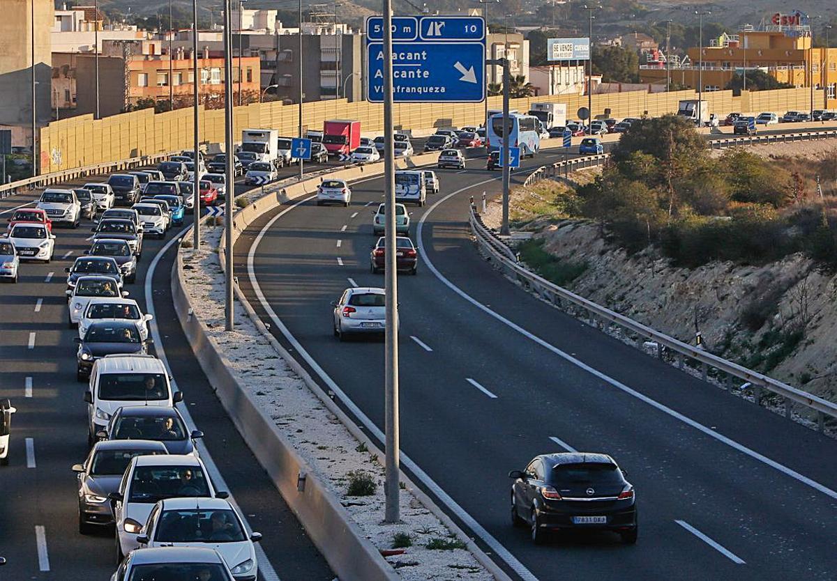 Tráfico en el tramo entre Villafranqueza y la Universidad de Alicante. | PILAR CORTÉS