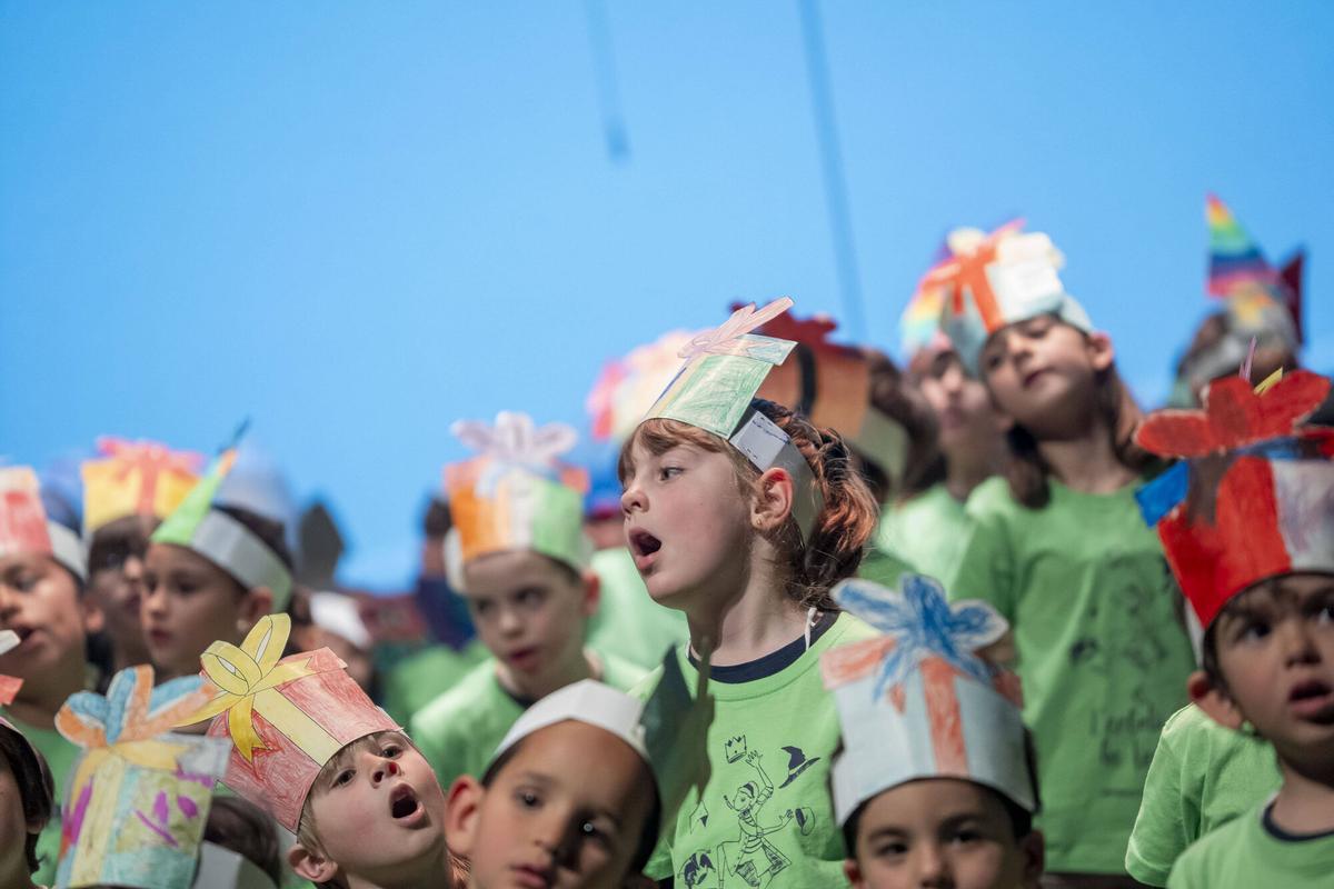 Infants canten i riuen amb les peripècies del conte “L’embolic de les festes” Infants canten i riuen amb les peripècies del conte “L’embolic de les festes”