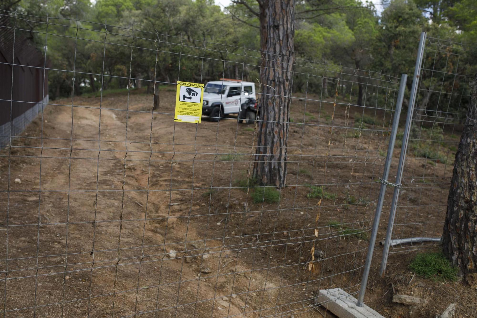 Els activistes han demanat la reobertura del camí de ronda al seu pas per Can Juncadella