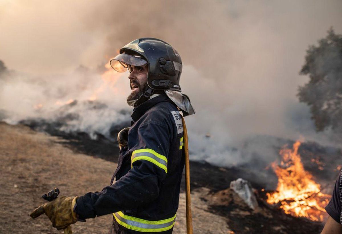 Un nuevo fuego se cobra la vida de un brigadista y arrasa propiedades