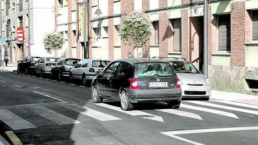 Un vehículo supera uno de los pasos alzados en la calle Fernández Ladreda de Candás.