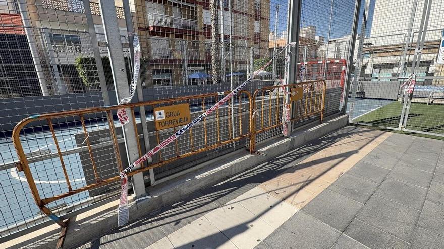 Torrevieja cierra la jaula: el vandalismo obliga a precintar la pista deportiva infantil de la Ermita