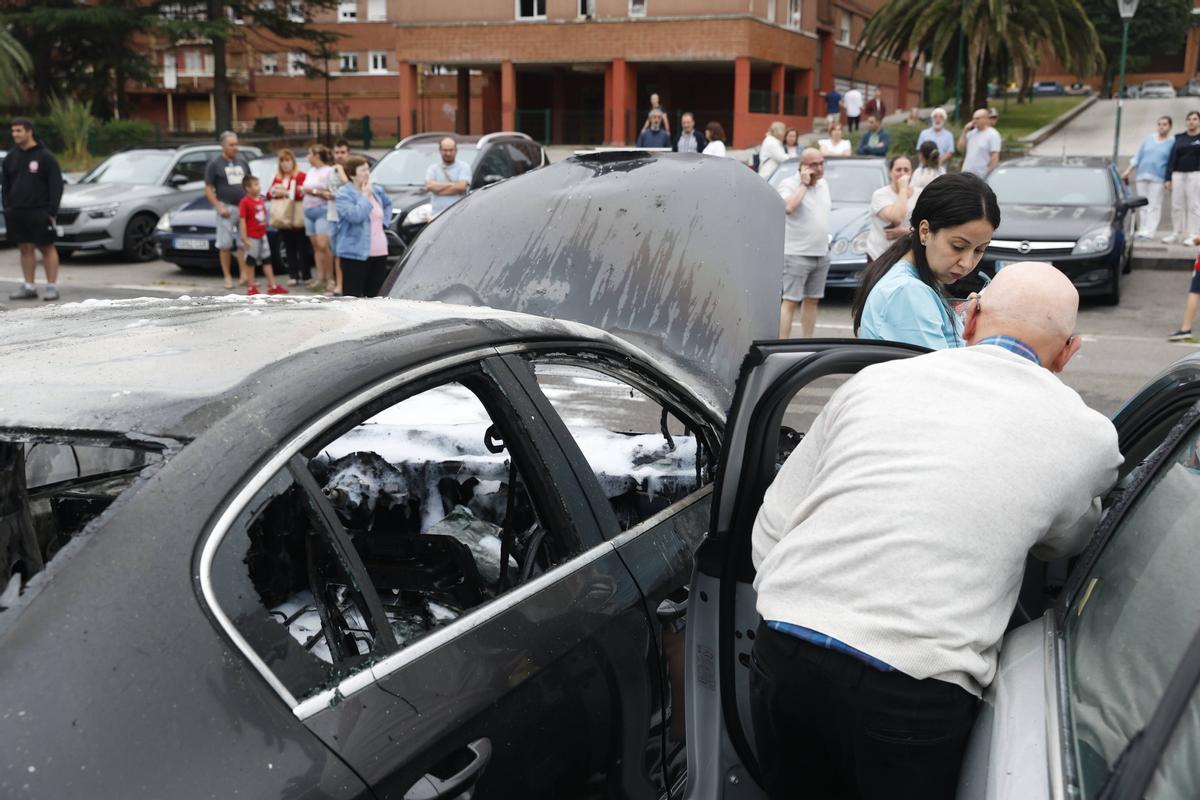 El incendio de varios coches en un parking de Gijón, en imágenes