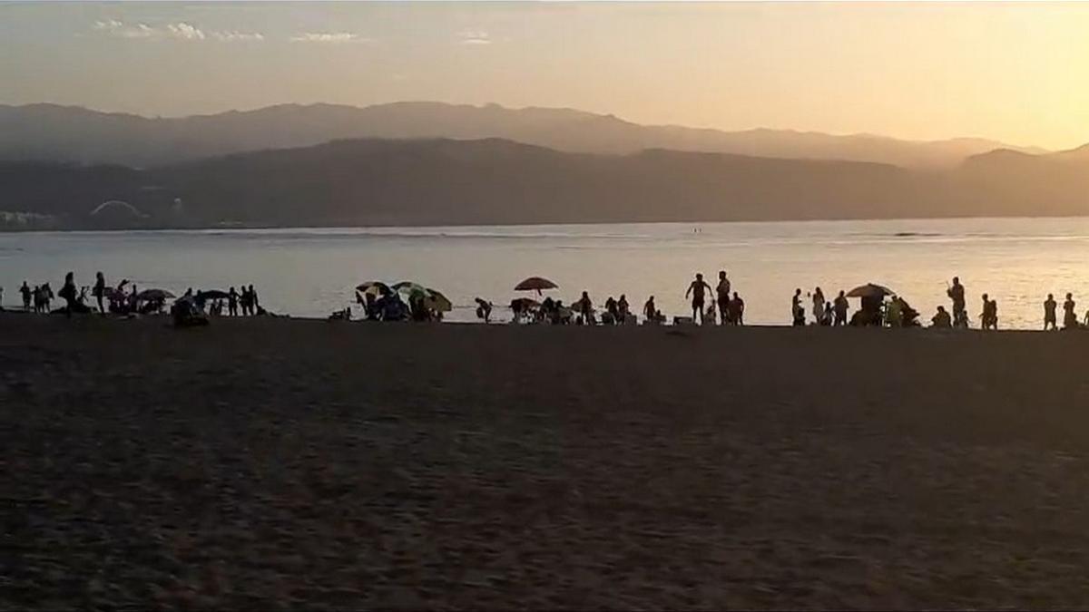 Beneficios de la ola de calor: el impresionante atardecer en Las Canteras