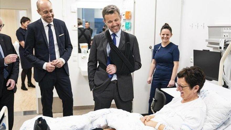 Federico de Dinamarca visita un hospital con el brazo en cabestrillo