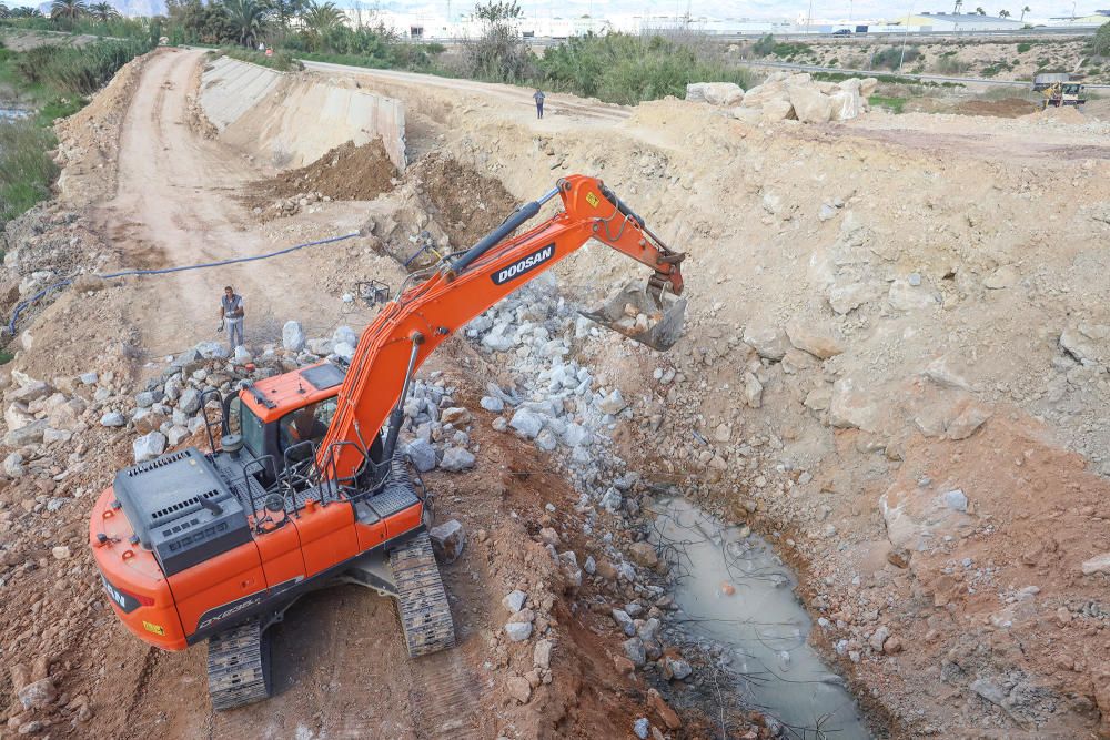 Obras de reparación de la CHS de la mota del río que cedió en Almoradí durante la DANA. Muchas de las zonas afectadas por el paso del agua siguen arrasadas