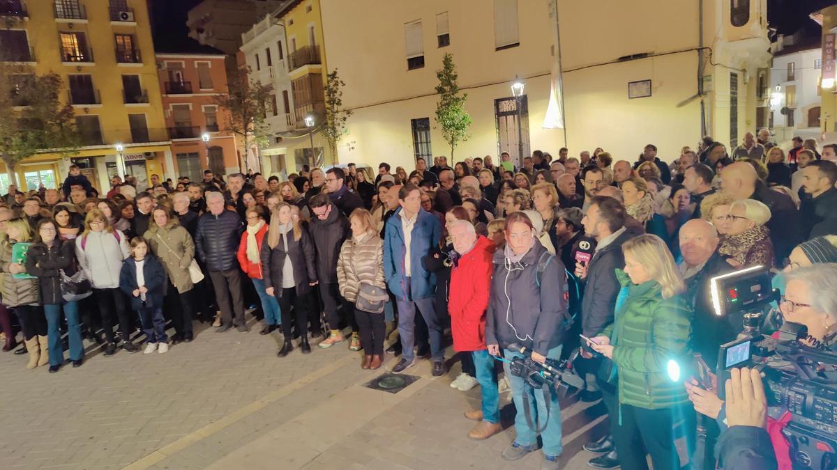 Varios centenares de personas se han concetrado frente al ayuntamiento.