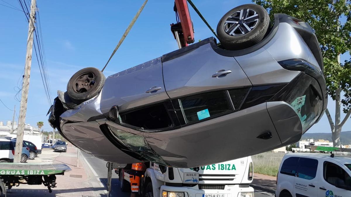 El colche de rent a car que ha volcado a la entrada de Sant Antoni