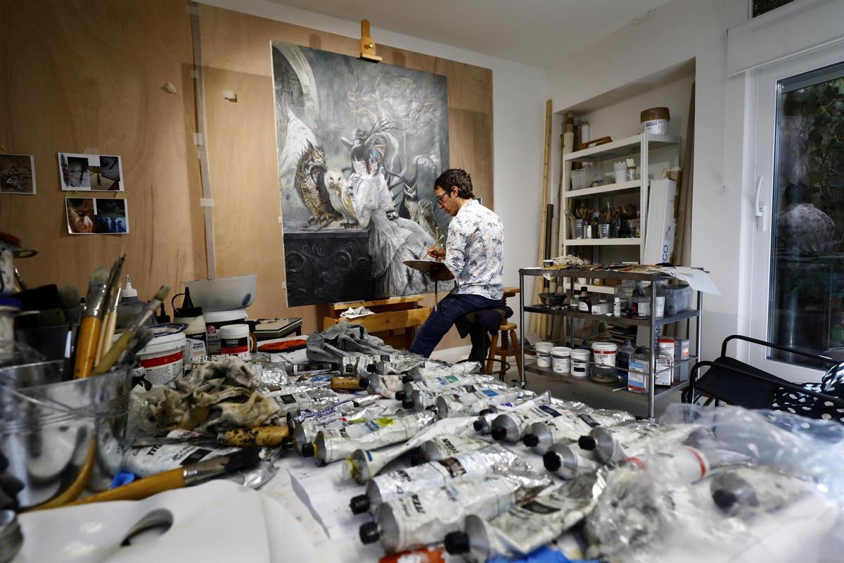 Rómulo Royo trabajando en una de las obras de la serie 'Homenaje a Goya'