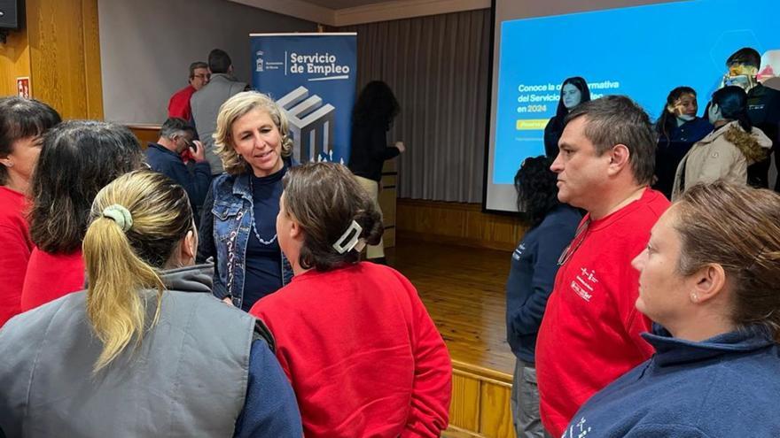 La concejala Mercedes Bernabé habla con alumnos del Servicio de Empleo | | AYTO. MURCIA