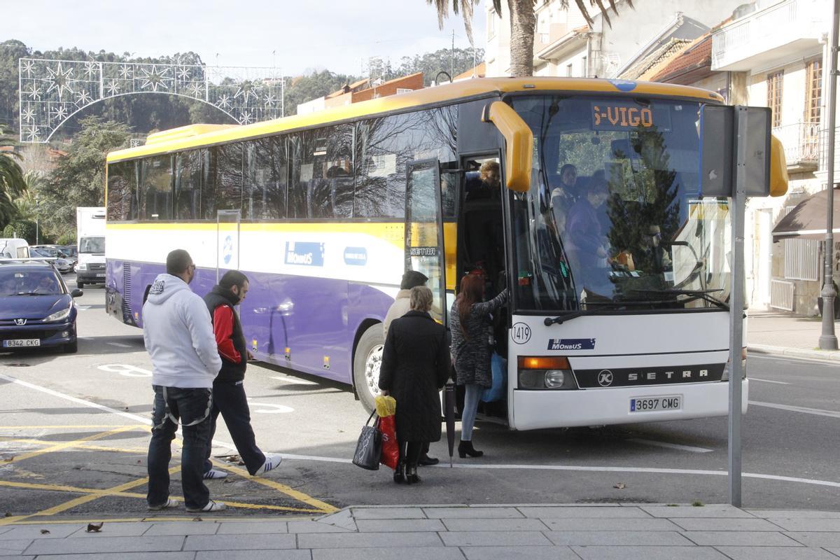 Pasajeros de Cangas embarcan en un autocar de Monbus con destino Vigo
