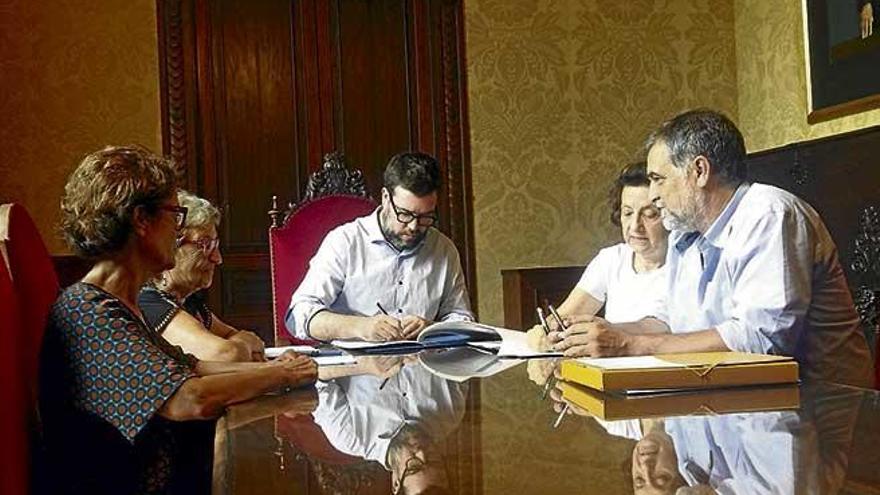 El alcalde Noguera y la consellera, Fina Santiago, firman el convenio.